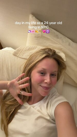 Miranda McKeon leaked photo #12