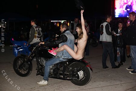 Nackt in Russland photo