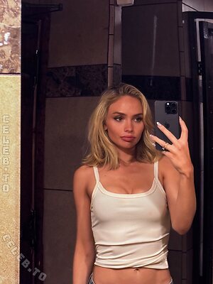 Natalie Alyn Lind photo