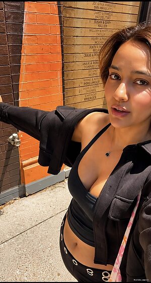 Neha Sharma leaked photo #32
