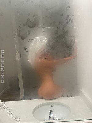 Nellie Cronen Nude Leaked Photo #7