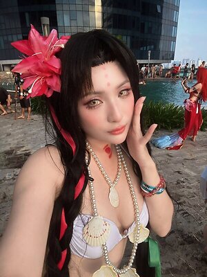 Neyu H Cosplay