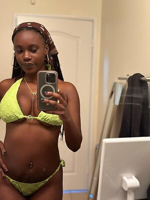 Nia Sondaya leaked photo #3