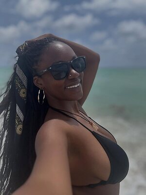 Nia Sondaya leaked photo #6
