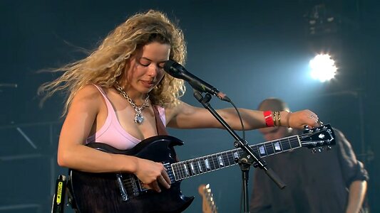 Nilufer Yanya leaked photo #2