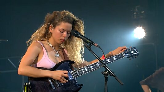 Nilufer Yanya leaked photo #4