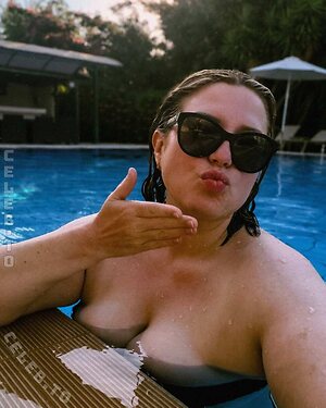 Ninashappyhours photo