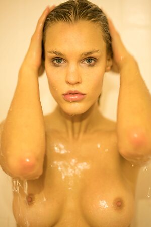 Nude Celebs leaked photo #30