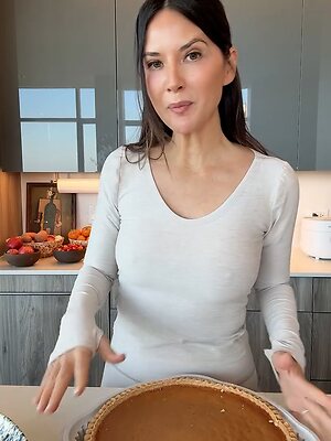 Olivia Munn Hot