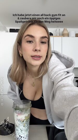 Paula Doeringer Nude Photos