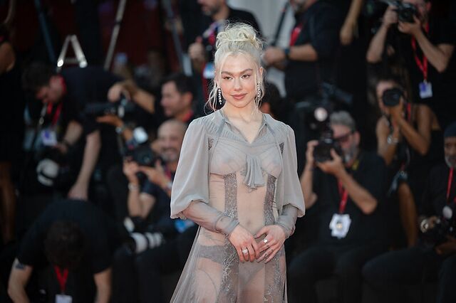 Phoebe Bridgers leaked photos