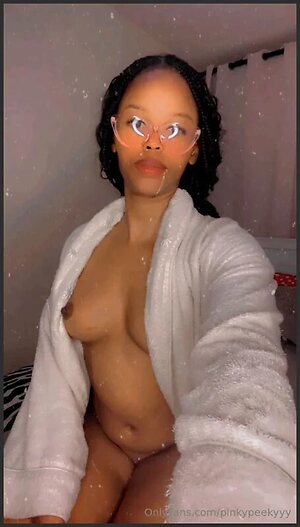 pinkypeekyyy leaked photo #2