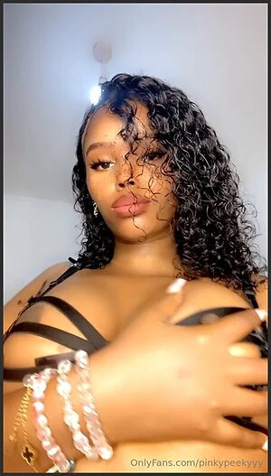 pinkypeekyyy leaked photo #4