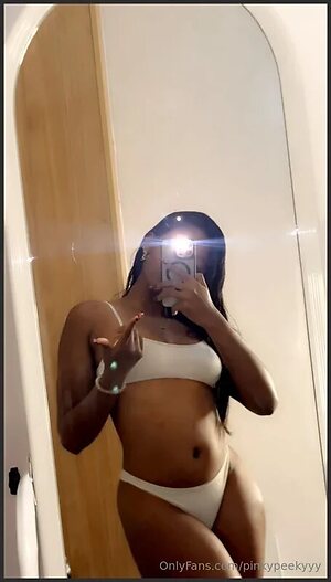pinkypeekyyy leaked photo #5