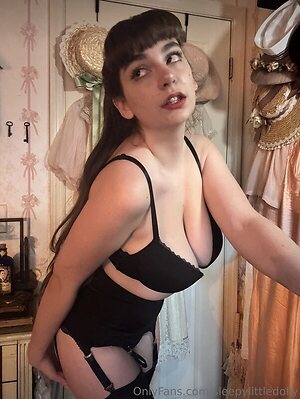 porcelainmilkbottle Nude Leaked Photo #16