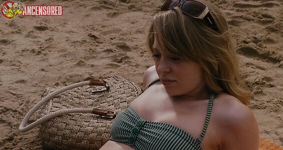 Portia Doubleday leaked photo #4