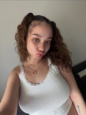 prettyluhhangie leaked photo #49