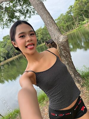 Queeniemeetsworld photo