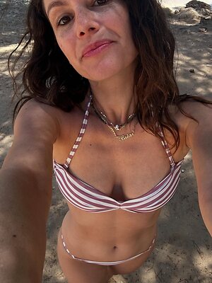 Rachel Bilson in bikini