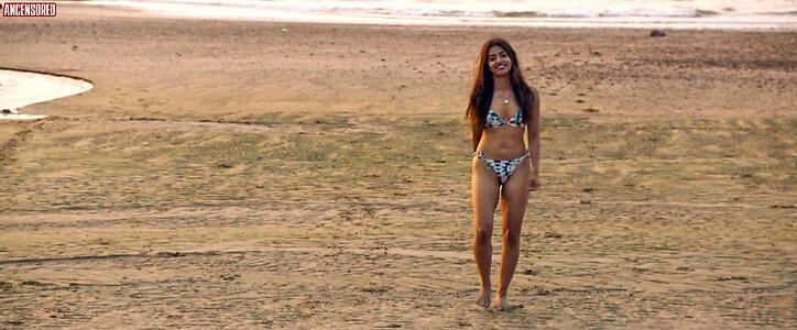 Radhika Apte leaked photo #15