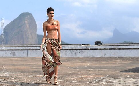 Raica Oliveira photo