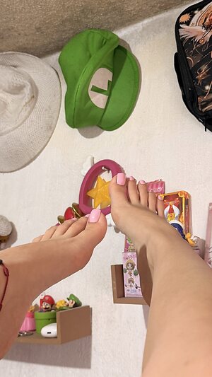 Random Girls Feet Nude Leaked Photo #10
