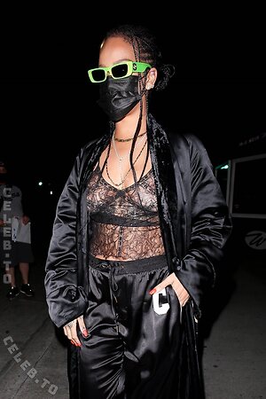 Rihanna Nude Leaked Photo #9