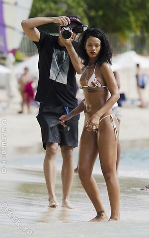 Rihanna Nude Leaked Photo #20