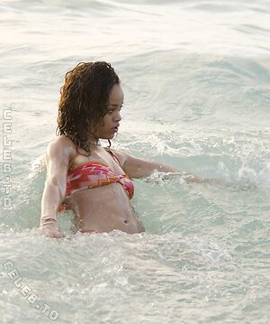 Rihanna Nude Leaked Photo #30