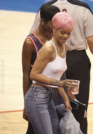 Rihanna Nude Leaked Photo #152