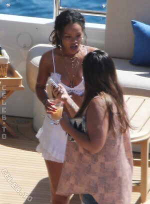 Rihanna Nude Leaked Photo #196