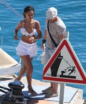 Rihanna Nude Leaked Photo #200