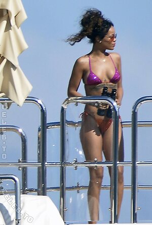 Rihanna Nude Leaked Photo #290