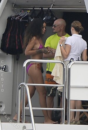 Rihanna Nude Leaked Photo #292