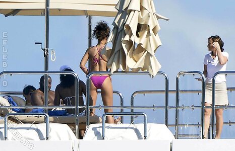 Rihanna Nude Leaked Photo #294