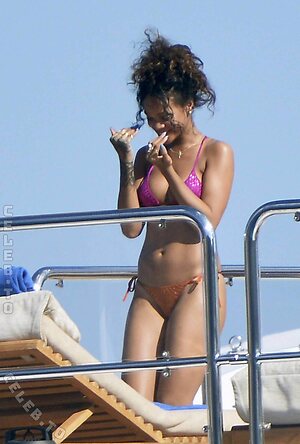 Rihanna Nude Leaked Photo #304
