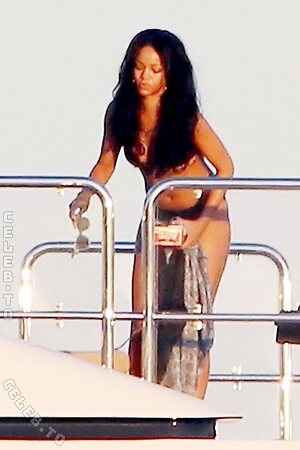 Rihanna Nude Leaked Photo #315