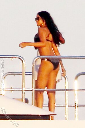 Rihanna Nude Leaked Photo #316