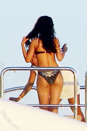 Rihanna Nude Leaked Photo #317
