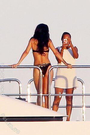 Rihanna Nude Leaked Photo #318