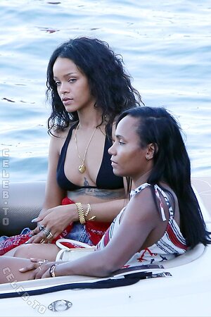 Rihanna Nude Leaked Photo #327
