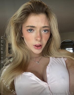 Riley Mae Lewis photo