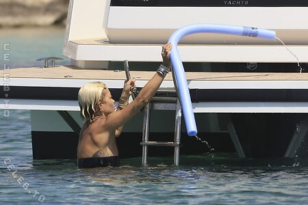 Rita Ora photo