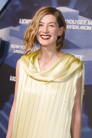 Rosamund Pike leaked photo #40
