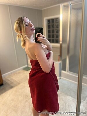 Roseyyycheeks leaked photo #6