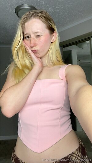 Roseyyycheeks leaked photo #27