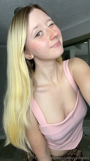 Roseyyycheeks leaked photo #28