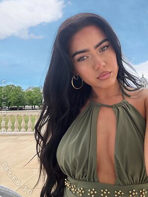 Roxanarosuu More Nude Photos
