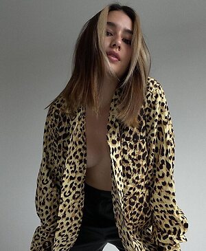 Saffron Sharpe leaked photo #3