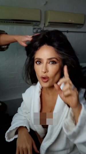 Salma Hayek Hot leaked photo #25